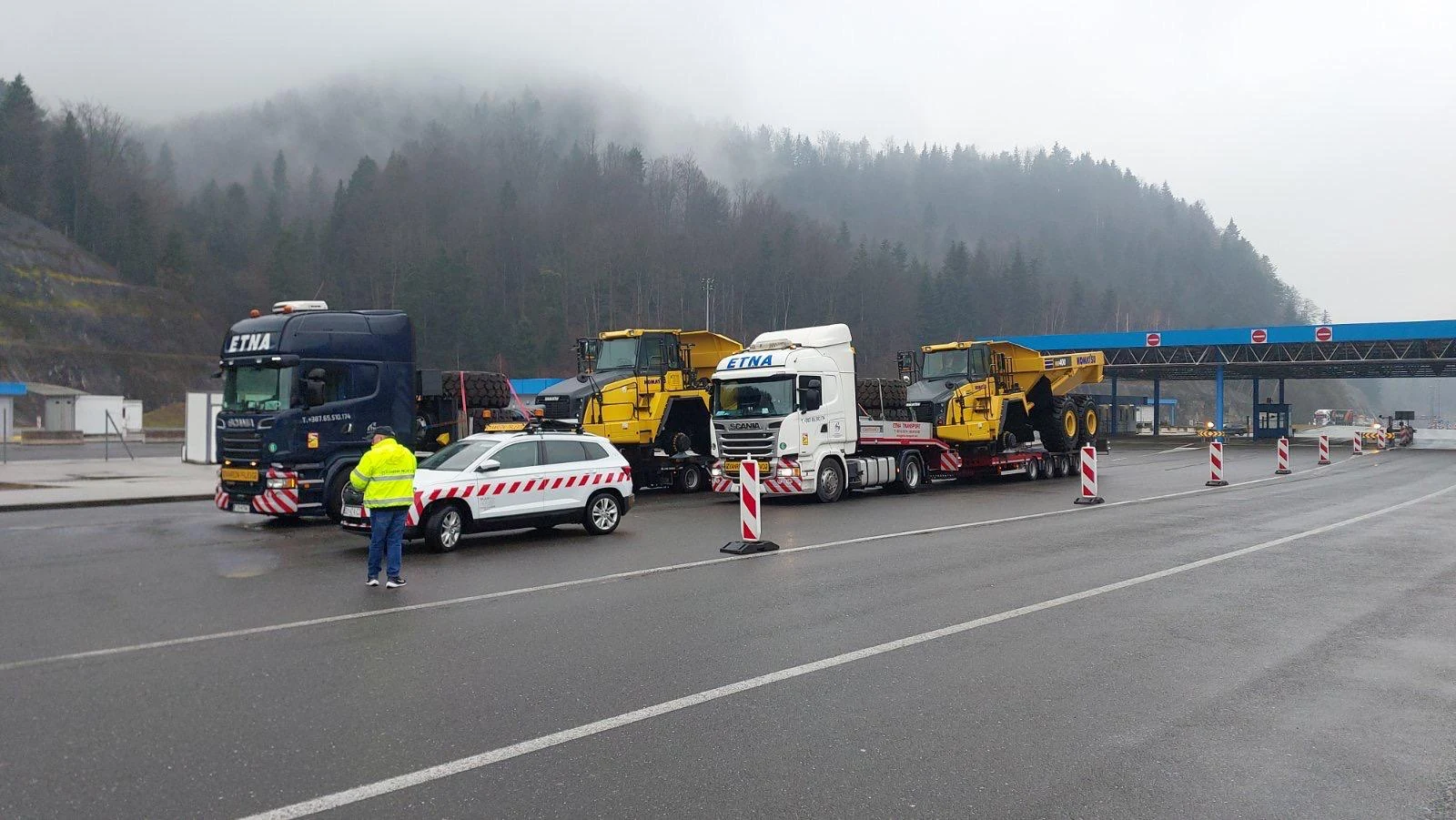 ETNA TRANSPORT special convoy with escort vehicles and heavy cargo.