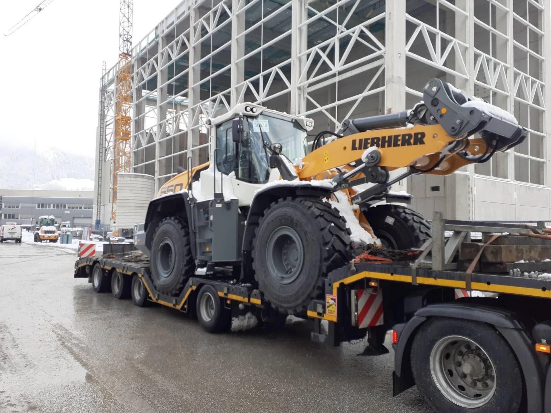 ETNA TRANSPORT special transport of a Liebherr wheel loader on a low-loader trailer.